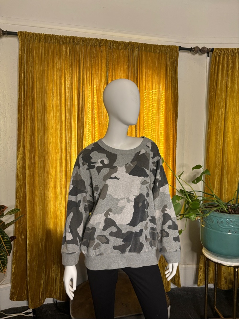 GAP Men’s Gray Camouflage Crewneck Sweatshirt